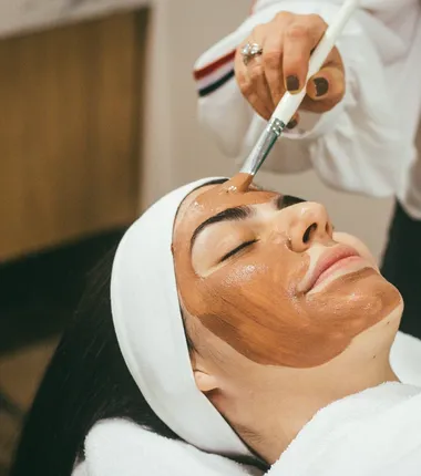 Applicazione di una maschera viso in cabina